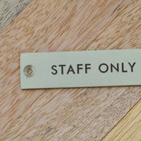 ポッシュリビング サインプレート 「STAFF ONLY」 アンティークゴールド W8×D0.2×H2cm アイアン 63958 1個（直送品）