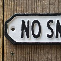 ポッシュリビング サインプレート 「NO SMOKING」 ホワイト W20×D0.5×H5cm キャストアイアン 63589 1個（直送品）