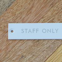 ポッシュリビング サインプレート 「STAFF ONLY」 ホワイト W8×D0.2×H2cm アイアン 63959 1個（直送品）
