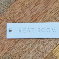 ポッシュリビング サインプレート 「REST ROOM」 ホワイト W8×D0.2×H2cm アイアン 63956 1個（直送品）