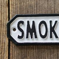 ポッシュリビング サインプレート 「SMOKING AREA」 ホワイト W22.5×D0.5×H5cm キャストアイアン 63591 1個（直送品）