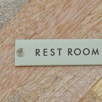 ポッシュリビング サインプレート 「REST ROOM」 アンティークゴールド W8×D0.2×H2cm アイアン 63955 1個（直送品）