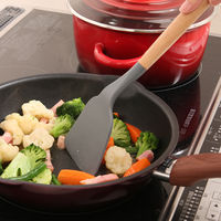 【均一価格】シリコンキッチンツール ターナー 37772 1個 シリコーン フライ返し 木製 不二貿易