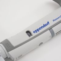 アズワン マルチチャンネルピペット リサーチプラスM 12ch 0.5ー10μL 出荷前検定付 2-4636-34-22 1本（直送品）