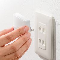 サンワダイレクト 人感センサー付きLEDライト（LEDライト・AC電源・屋内用・薄型・小型・ナイトライト） 800-LED026 1個（直送品）