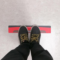 【アウトレット】【標識】ムサシトレイディングオフィス ソーシャルディスタンスステッカー 間隔を空けてお並び下さいレッドSDS-L6【終売品】