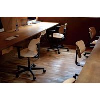 【組立設置込】内田洋行 MU（エムユー） チェア MU-151BSA T肘付 座クッション オーク×ブラック 5-342-1511 1脚（直送品）