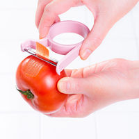 レイエ 軽い力でスーッと切れる フルーツピーラー 皮むき器 ピンク 日本製 1個 オークス