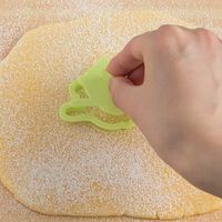 貝印 クッキー型 だっこ 抜き型セット すみっコぐらし（しろくま・ふろしき）スタンプで表情が作れる抜型 1個