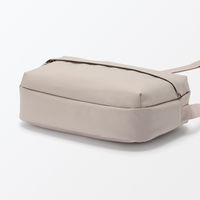 無印良品 背面ポケット付き 撥水ショルダーバッグ ライトベージュ タテ１７×ヨコ２８×マチ６ｃｍ 良品計画