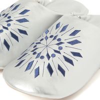 スリッパ レディース 刺繍フラットルームシューズ 22.5～24.5cm シルバー studio CLIP