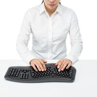 ワイヤレスキーボード　無線　メンブレン　エルゴノミクスデザイン　コンパクト　ブラック　SKB-ERG6BK　サンワサプライ　1個