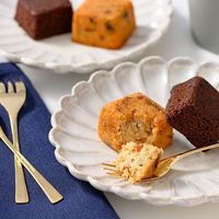 アデリー ホシファーム　フリルブーケ　ニュアンスレッド８本＆ホテルオークラ　プチケーキ４個 FMX-05B 1箱（直送品）