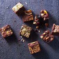 【生花】アデリー ホシファームフリルホワイトイエローグリーン８本＆ホシフルーツ贅沢ブラウニー　９個 FMX-55B 1箱（直送品）