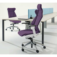 【設置込】イトーキ　フリップフラップチェア　エクストラハイバック　固定肘付　ハンガー付　ホワイトシェル　アルミミラー脚　背座ラズベリーレッド　1脚（直送品）