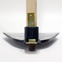 相田合同工場 トンビ鍬 黒 小 ナラ3尺柄 AD-306 1本（直送品）