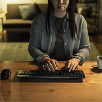 サンワサプライ ワイヤレス静音キーボード（2.4GHzワイヤレス・テンキーあり） SKB-WL37BK 1個（直送品）