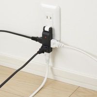 雷ガード付極小コーナータップ4個口 ブラック Y02CMK400BK ヤザワコーポレーション（直送品）