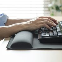 サンワダイレクト 巨大マウスパッド（リストレスト・手首・肘疲労軽減・エルゴノミクス） 200-MPD022 1個（直送品）