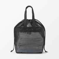 無印良品 立体メッシュ持ち手付き巾着 黒 Ｍ 約３３×１３×３１ｃｍ 良品計画