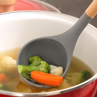 【均一価格】シリコンキッチンツール おたま 37770 1個 シリコーン レードル 木製 不二貿易