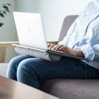 サンワダイレクト 膝上テーブル（ノートパソコン・タブレット・15.6インチ・ラップトップテーブル・木目調） 200-HUS006 1個（直送品）