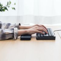 サンワダイレクト キーボード用リストレスト（コンパクトキーボード用・ノートPC用・疲労軽減・ブラック） 200-TOK008 1個（直送品）