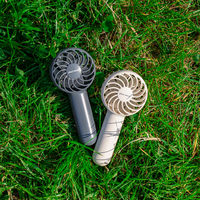 ライフオンプロダクツ 充電式ミニハンディファン スタンド&ネックストラップ付 DG MO-F021-DG 1台