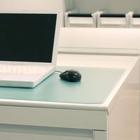 プラス　ななめカットデスクマット　OAタイプ　ミニ（600×450mm）　厚さ1.7mm　下敷き付　透明　41341