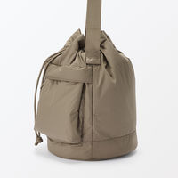 無印良品 撥水 中わた入り 巾着バッグ キャメル タテ３４×ヨコ２４×マチ２４ｃｍ 良品計画