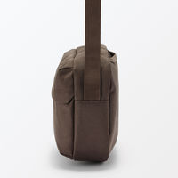 無印良品 背面ポケット付き 撥水ショルダーバッグ ダークモカブラウン タテ１７×ヨコ２８×マチ６ｃｍ 良品計画