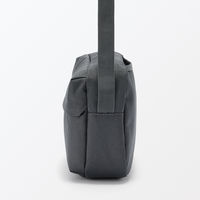 無印良品 背面ポケット付き 撥水ショルダーバッグ タテ１７×ヨコ２８×マチ６ｃｍ チャコールグレー 良品計画