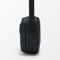 無印良品 背面ポケット付き 撥水ショルダーバッグ 黒 タテ１７×ヨコ２８×マチ６ｃｍ 良品計画