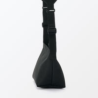無印良品 再生ポリエステル 太ベルトミニショルダーバッグ 黒 タテ１４．５×ヨコ２９×マチ１０ｃｍ 良品計画