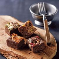 【生花】アデリー ホシファームフリルブーケ　ニュアンスレッド８本＆ホシフルーツ贅沢ブラウニー　９個 FMX-49B 1箱（直送品）