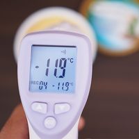 サンワダイレクト 赤外線温度計（放射温度計・非接触・デジタル表示） 400-TST805 1個（直送品）