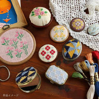 日本紐釦貿易 木製ブローチ台 銅板・ピン付 丸 ナチュラル 約φ55mm 5組 A22-4-5 1袋5組（直送品）