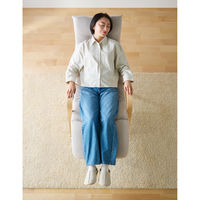 【軒先渡し】アイリスオーヤマ リクライニングウッドアームチェア アイボリー 1台（直送品）