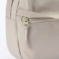 無印良品 背面ポケット付き 撥水ショルダーバッグ ライトベージュ タテ１７×ヨコ２８×マチ６ｃｍ 良品計画