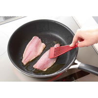 貝印 フライ返し O.E.C. 脇雅世 ハンディー・ターナー レッド 295119 1個（直送品）