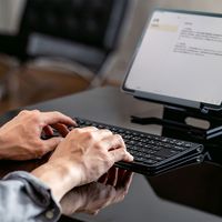 サンワサプライ Bluetoothスリムキーボード SKB-BT32BK 1個（直送品）