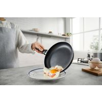 アイリスオーヤマ 軽量フライパンガス火対応20cm ブラック VLG-F20 1個（直送品）