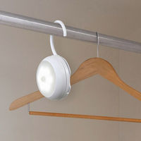 ヤザワコーポレーション 乾電池式人感明暗ナイトライトフック収納 NBSMN71WH 1個