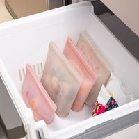 保存容器 シリコーンバッグ 700ml 薄型 ベージュグレー 電子レンジ・冷凍・食洗機OK 1個 貝印