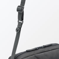 無印良品 背面ポケット付き 撥水ショルダーバッグ タテ１７×ヨコ２８×マチ６ｃｍ チャコールグレー 良品計画