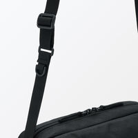 無印良品 背面ポケット付き 撥水ショルダーバッグ 黒 タテ１７×ヨコ２８×マチ６ｃｍ 良品計画