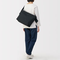 無印良品 再生ポリエステル 太ベルトショルダーバッグ 黒 タテ３２×ヨコ４８×マチ１６ｃｍ 良品計画