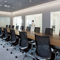 【組立設置込】コクヨ オフィスチェア ベゼル ヘッドレスト ランバーサポート付 アルミ肘 フローリング用 アルミ脚 ホワイト×ターコイズ 1脚（直送品）