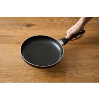 アイリスオーヤマ 軽量フライパンガス火対応20cm ブラック VLG-F20 1個（直送品）