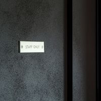 ポッシュリビング サインプレート 「STAFF ONLY」 ホワイト W8×D0.2×H2cm アイアン 63959 1個（直送品）